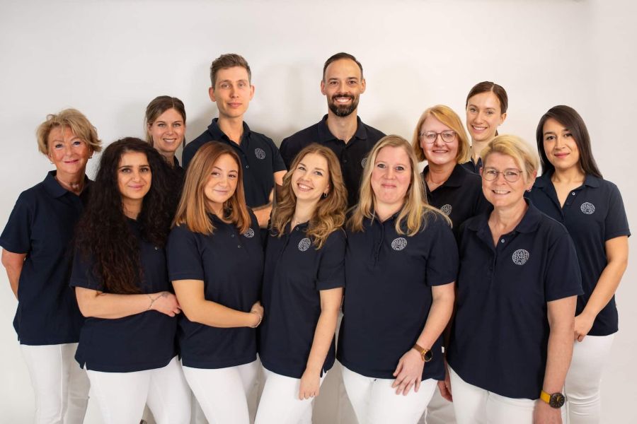 Dr. Morlock und das Praxisteam von Zahnkonform in Eutingen bei Pforzheim