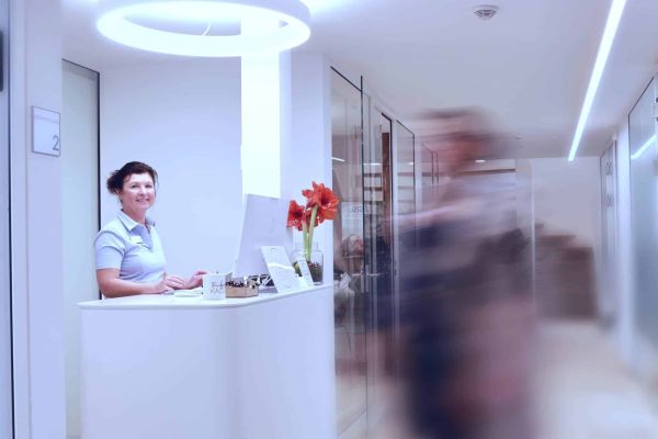 Zahnkonform Dr. Walker und Kollegen Entringen Empfang mit Mitarbeiterin