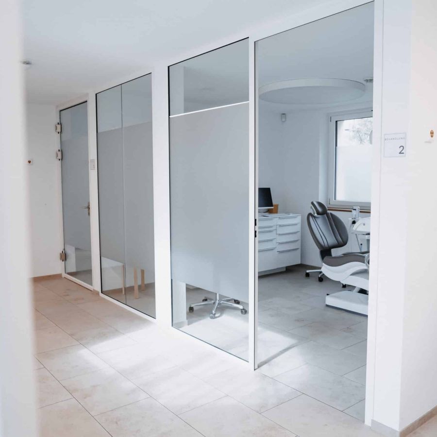 Zahnkonform Dr. Walker und Kollegen Entringen Blick in das Behandlungszimmer nah