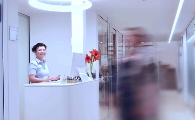 Zahnkonform Dr. Walker und Kollegen Entringen Empfang mit Mitarbeiterin