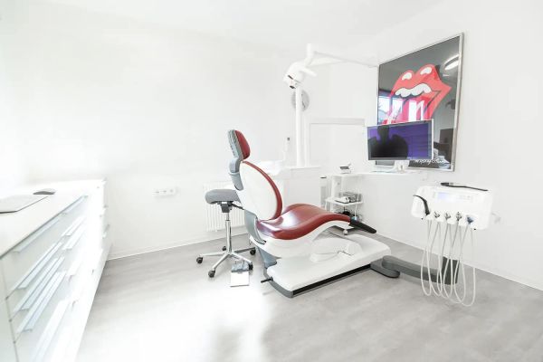 Behandlungszimmer mit Bild an der Wand - Zahnarztpraxis Zahnkonform Eutingen