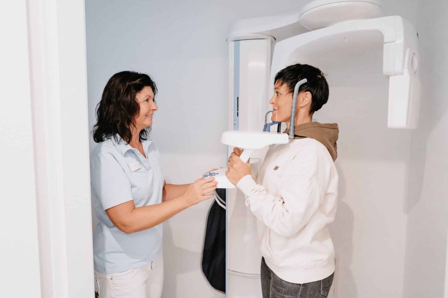 Eine Patientin beim Röntgen