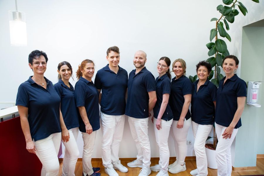 Dr. Klein mit dem Praxisteam von Zahnkonform in Pforzheim WKF130.
