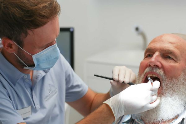 Zahnkonform Dr. Walker und Kollegen Entringen - Zahnarzt bei Behandlung am Patient