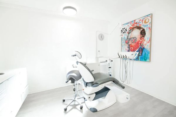 Eines Behandlungszimmer von Zahnkonform Standort Pforzheim-Eutingen