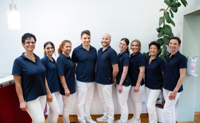 Dr. Klein mit dem Praxisteam von Zahnkonform in Pforzheim WKF130.