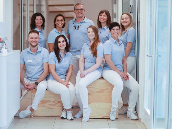 Zahnkonform Dr. Walker und Kollegen Entringen Praxisteam sitzend