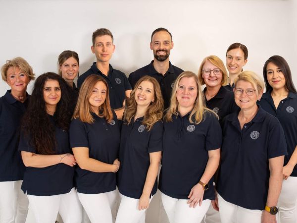 Dr. Morlock und das Praxisteam von Zahnkonform in Eutingen bei Pforzheim