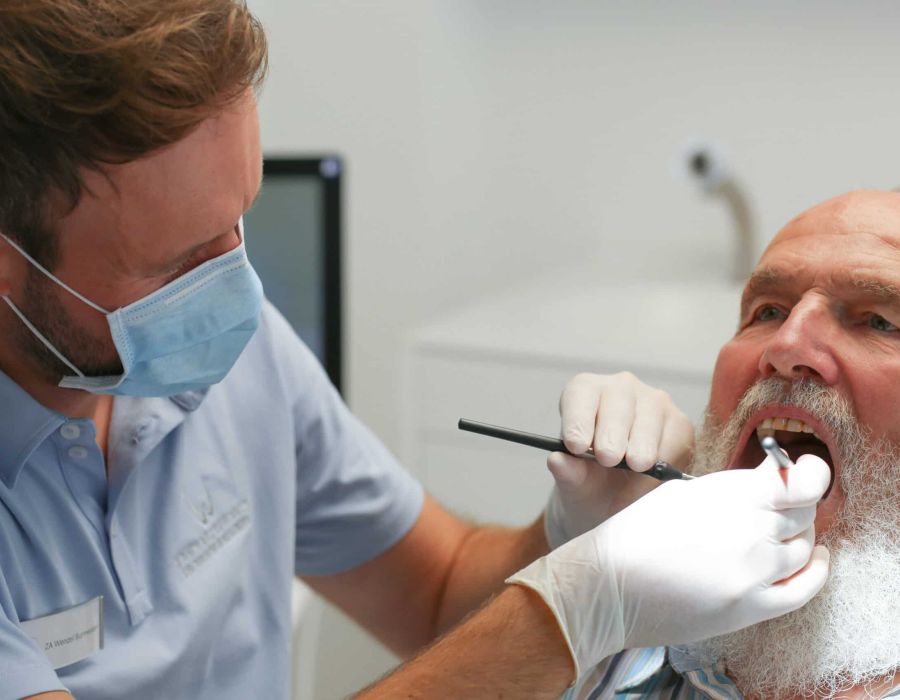 Zahnkonform Dr. Walker und Kollegen Entringen - Zahnarzt bei Behandlung am Patient