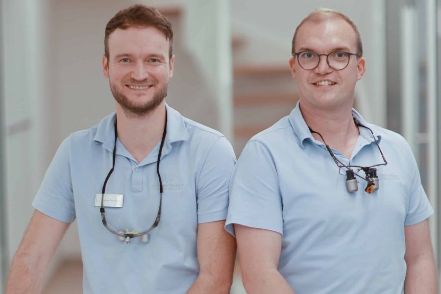 Zwei Zahnärzte der Praxis Zahnkonform - Dr. Walker und Kollegen Entringen zusammen