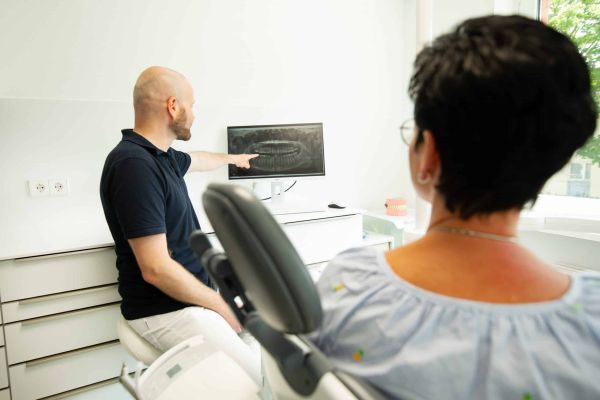 Zahnarzt bei der Beratung einer Patientin
