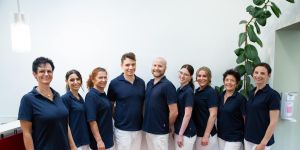 Dr. Klein mit dem Praxisteam von Zahnkonform in Pforzheim WKF130.