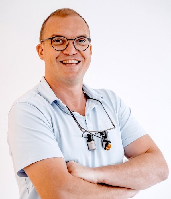 Portrait von Dr. Uwe Walker – Zahnarzt in Entringen