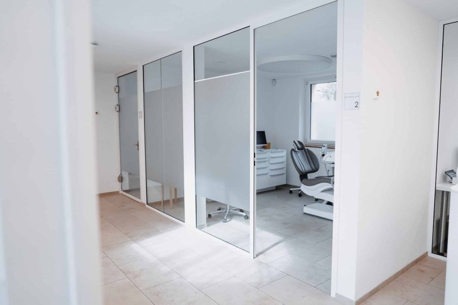 Zahnkonform Dr. Walker und Kollegen Entringen Blick in das Behandlungszimmer nah