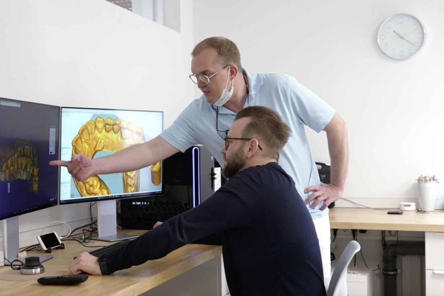 Techniker mit Zahnarzt im Austausch
