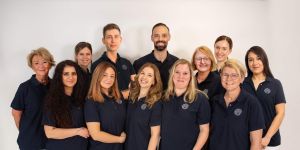 Dr. Morlock und das Praxisteam von Zahnkonform in Eutingen bei Pforzheim