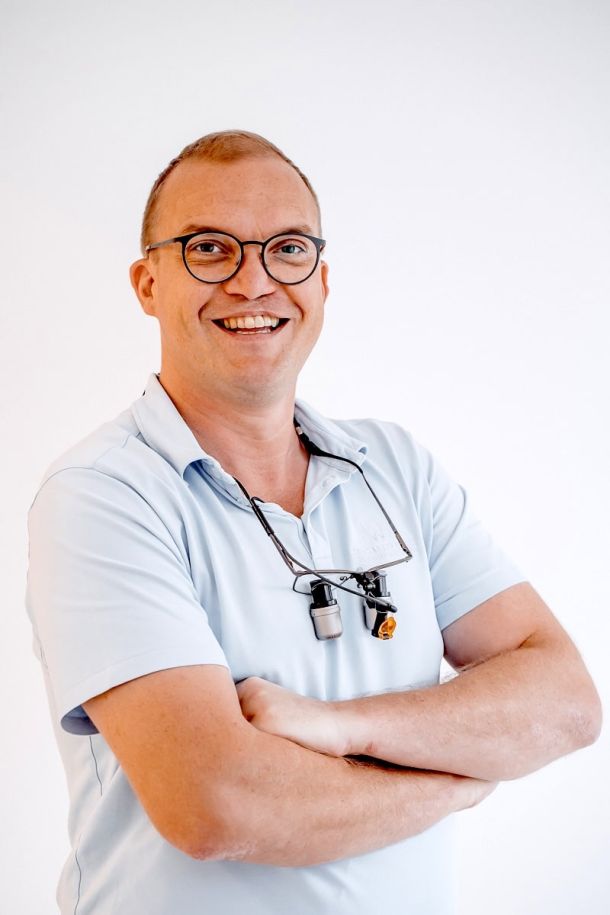 Portrait von Dr. Uwe Walker – Zahnarzt in Entringen