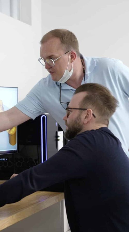 Techniker mit Zahnarzt im Austausch