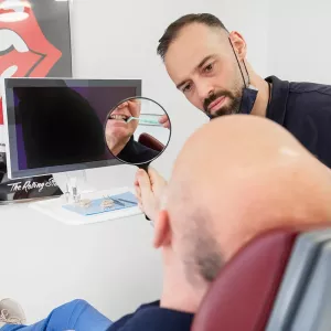 Untersuchung der Zähne - Zahnarzt Dr Morlock mit Patient in seiner Praxis in Eutingen-Pforzheim