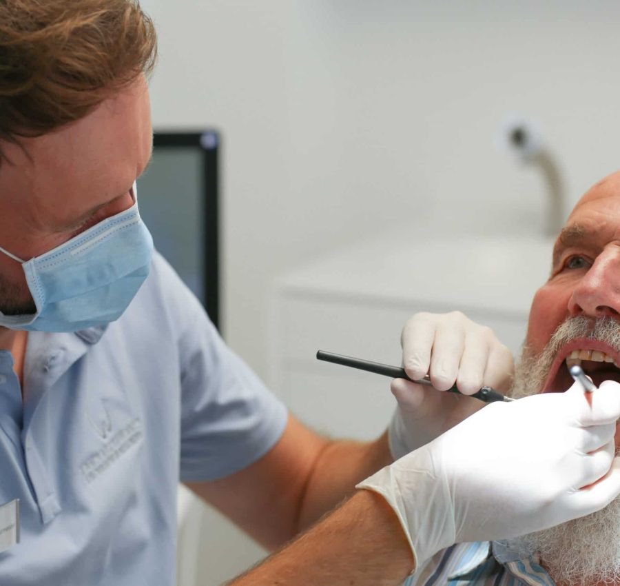 Zahnkonform Dr. Walker und Kollegen Entringen - Zahnarzt bei Behandlung am Patient