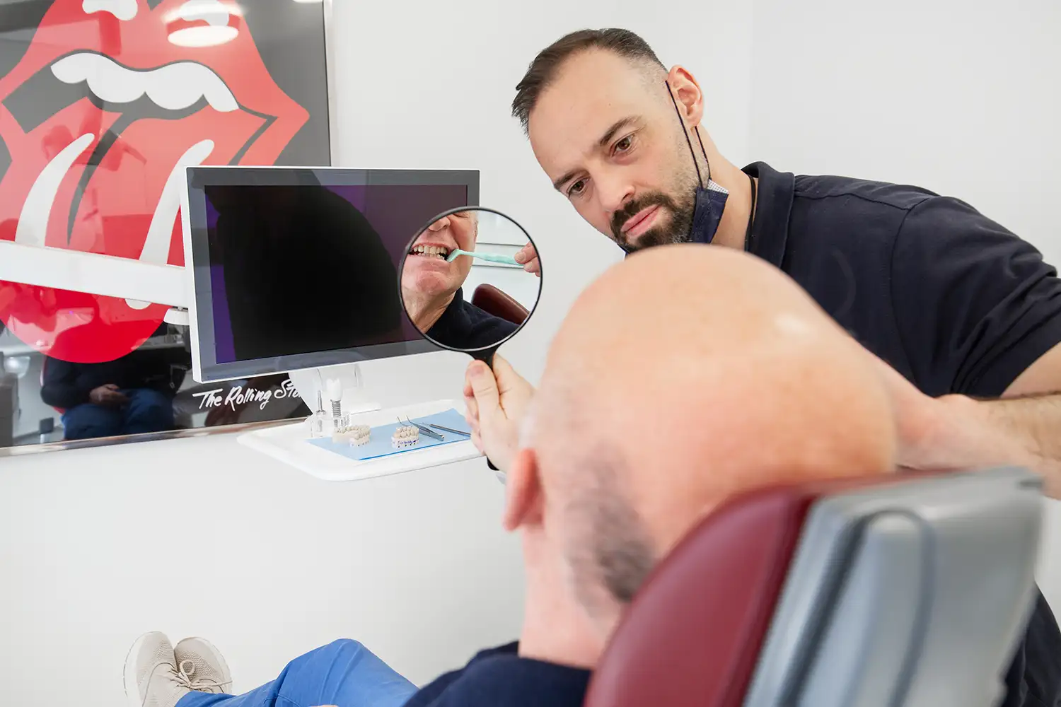 Untersuchung der Zähne - Zahnarzt Dr Morlock mit Patient in seiner Praxis in Eutingen-Pforzheim