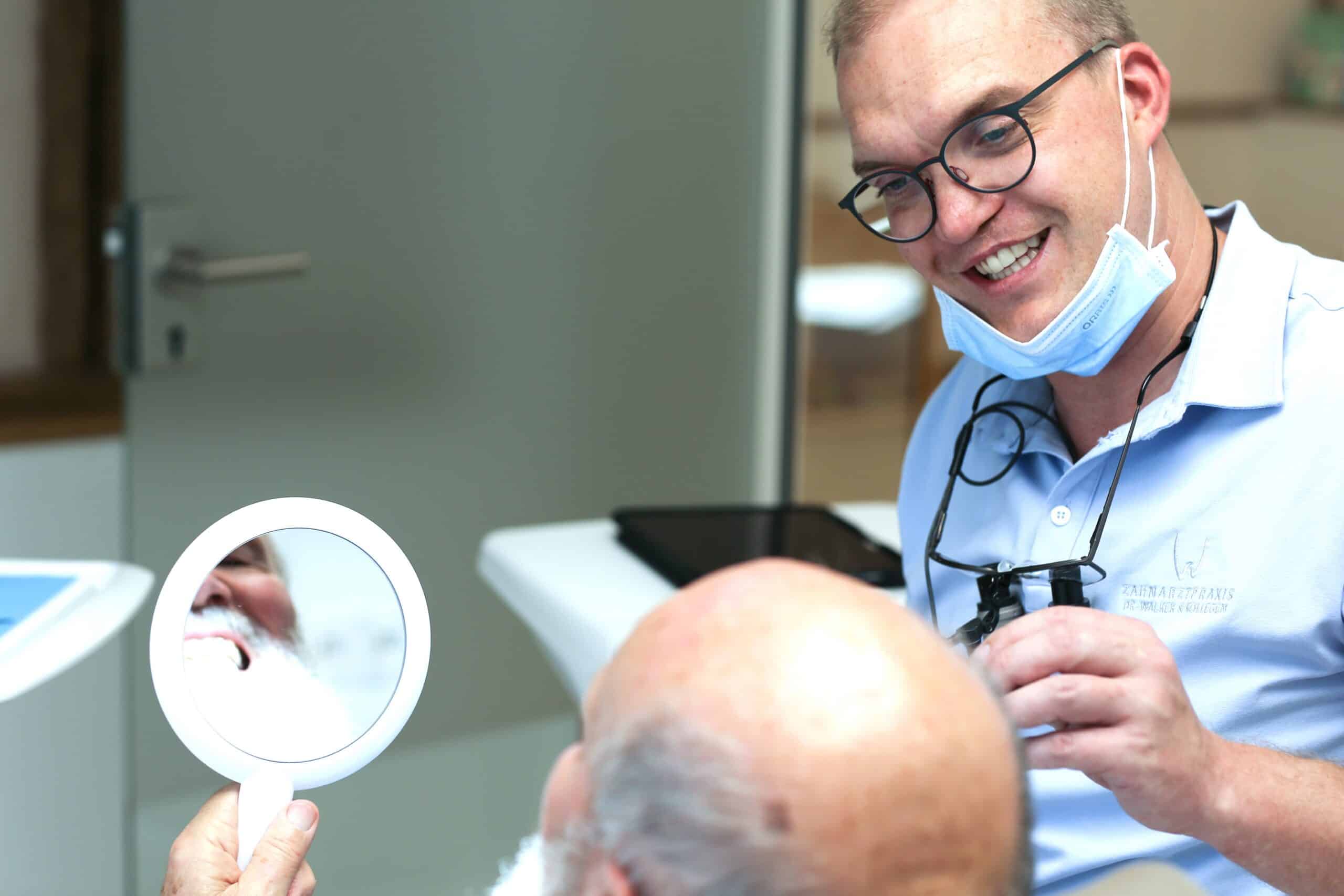 Zahnkonform Dr. Walker und Kollegen Entringen - Zahnarzt Dr Walker bei Behandlung am Patient